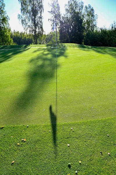 Cienie nad zielenią golfową w Szwecji — Zdjęcie stockowe