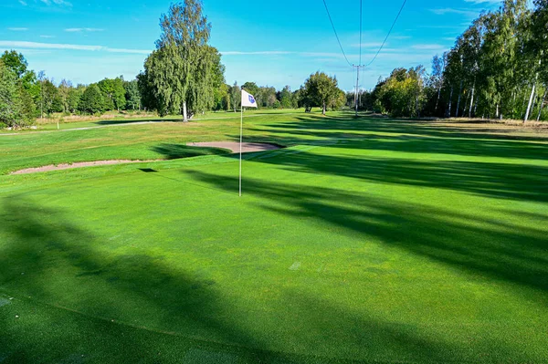 İsveç 'te golf yeşili üzerinde gölgeler