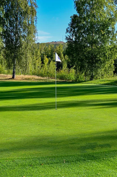 Cienie nad zielenią golfową w Szwecji — Zdjęcie stockowe