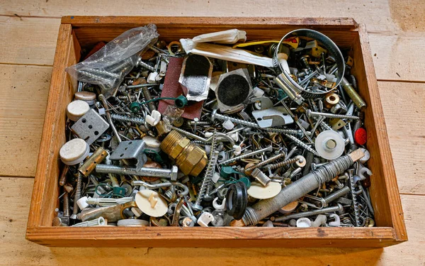 Стара коробка, повна металевих цвяхів гвинти та інші — стокове фото