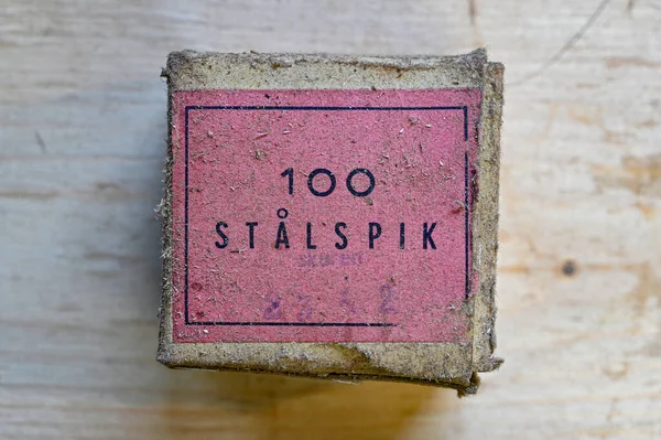 Маленька коробка зі шведським текстом, що каже 100 сталевих цвяхів — стокове фото