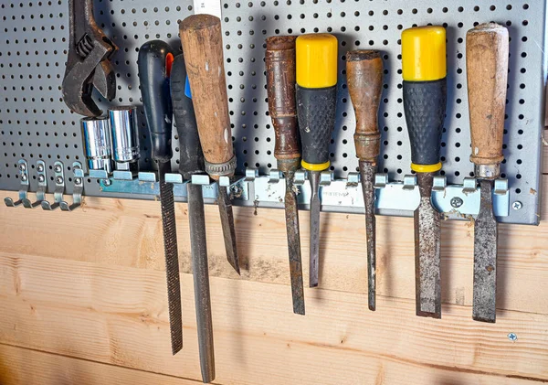 Εργαλεία που κρέμονται σε μια μεταλλική πλάκα — Φωτογραφία Αρχείου