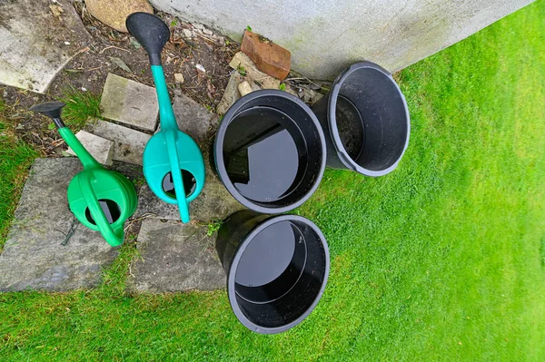 Cubos y regaderas llenas de agua de lluvia — Foto de Stock