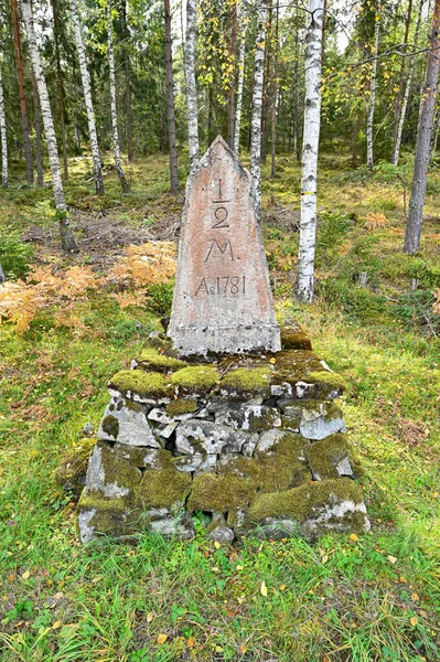 Milha velha pedra de 1781 perto da estrada na Suécia — Fotografia de Stock