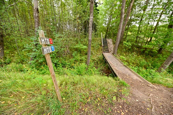 Trail für Mountainbike über Holzbrücke — Stockfoto