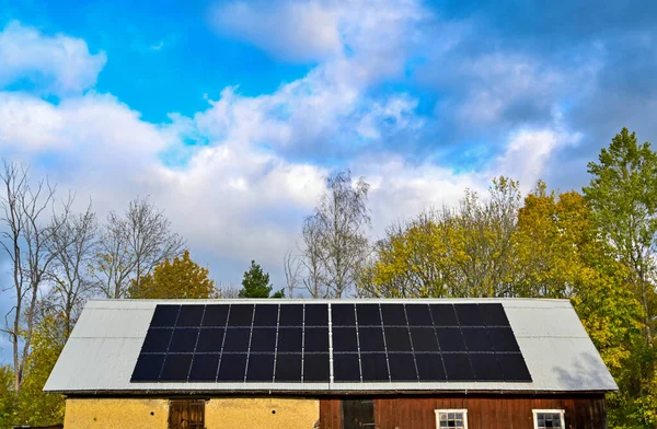 スウェーデンの納屋の屋根の太陽電池パネル — ストック写真