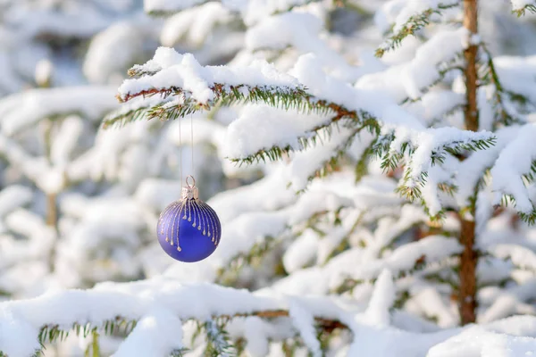 Det Snødekte Grantreet Dekorert Med Nyttårsleker – stockfoto