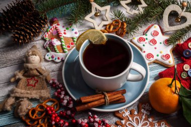 bir daire bir limon, tarçın ve Noel oyuncaklar maliyeti bir tablo üzerinde beyaz bir fincan çay 