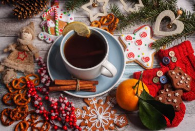 bir daire bir limon, tarçın ve Noel oyuncaklar maliyeti bir tablo üzerinde beyaz bir fincan çay 