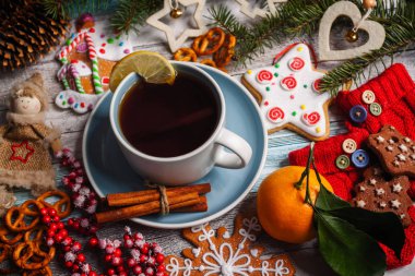bir daire bir limon, tarçın ve Noel oyuncaklar maliyeti bir tablo üzerinde beyaz bir fincan çay 
