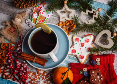 bir daire bir limon, tarçın ve Noel oyuncaklar maliyeti bir tablo üzerinde beyaz bir fincan çay 