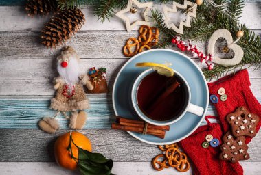 bir daire bir limon, tarçın ve Noel oyuncaklar maliyeti bir tablo üzerinde beyaz bir fincan çay 