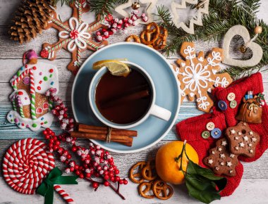 bir daire bir limon, tarçın ve Noel oyuncaklar maliyeti bir tablo üzerinde beyaz bir fincan çay 