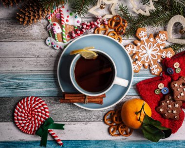 bir daire bir limon, tarçın ve Noel oyuncaklar maliyeti bir tablo üzerinde beyaz bir fincan çay 