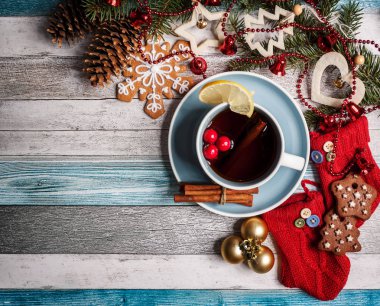 bir daire bir limon, tarçın ve Noel oyuncaklar maliyeti bir tablo üzerinde beyaz bir fincan çay 