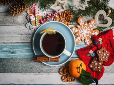 bir daire bir limon, tarçın ve Noel oyuncaklar maliyeti bir tablo üzerinde beyaz bir fincan çay 