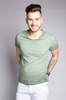 Seksi erkek beyaz arka planı poz