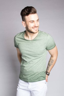 Seksi erkek beyaz arka planı poz