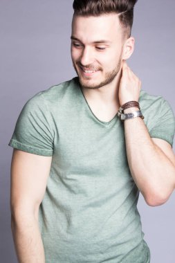 Seksi erkek beyaz arka planı poz