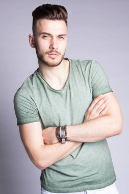 Seksi erkek beyaz arka planı poz