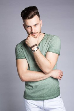 Seksi erkek beyaz arka planı poz