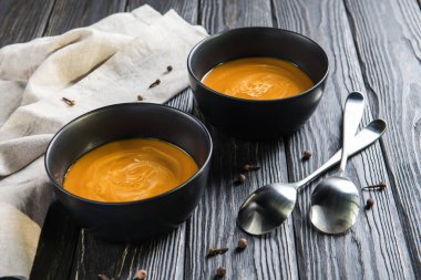 Ahşap masada balkabağı çorbası