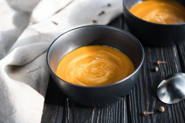 Ahşap masada balkabağı çorbası