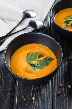 Ahşap masada balkabağı çorbası