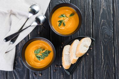 Ahşap masada balkabağı çorbası