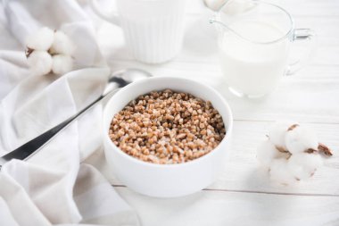 Kahvaltıda sütlü buğday tahıl