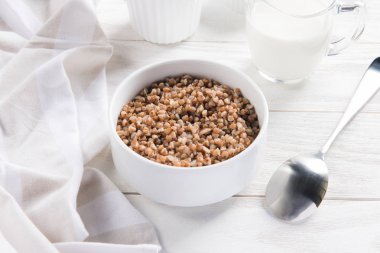 Kahvaltıda sütlü buğday tahıl