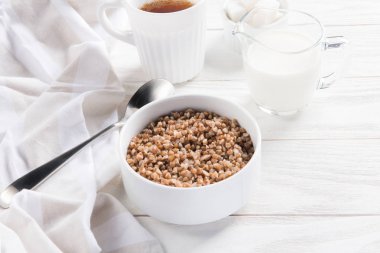 Kahvaltıda sütlü buğday tahıl