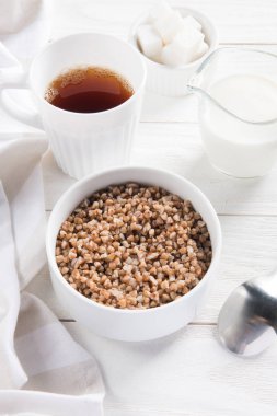 Kahvaltıda sütlü buğday tahıl