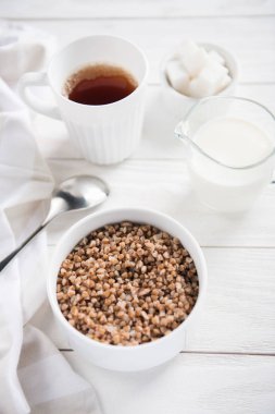 Kahvaltıda sütlü buğday tahıl