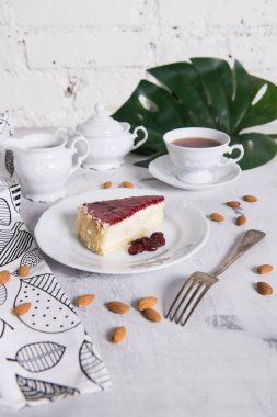 Mermer bir tabloda lezzetli kek parçası