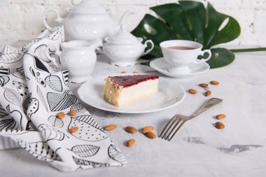 Mermer bir tabloda lezzetli kek parçası