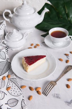 Mermer bir tabloda lezzetli kek parçası