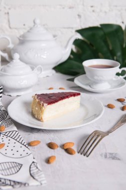 Mermer bir tabloda lezzetli kek parçası