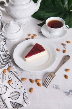 Mermer bir tabloda lezzetli kek parçası