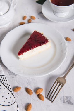 Mermer bir tabloda lezzetli kek parçası