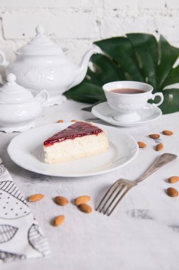 Mermer bir tabloda lezzetli kek parçası