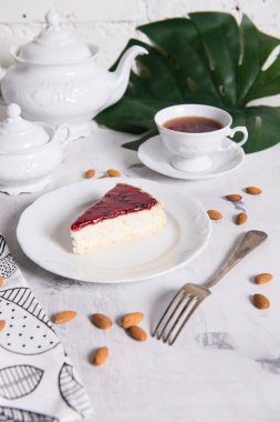 Mermer bir tabloda lezzetli kek parçası