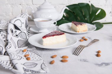 Mermer bir tabloda lezzetli kek parçası