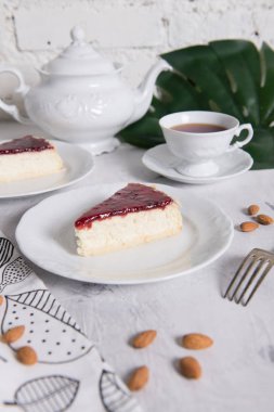 Mermer bir tabloda lezzetli kek parçası