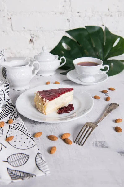 Mermer bir tabloda lezzetli kek parçası