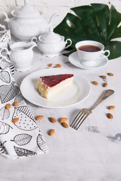 Mermer bir tabloda lezzetli kek parçası