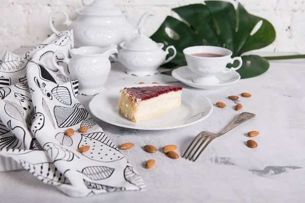 Mermer bir tabloda lezzetli kek parçası