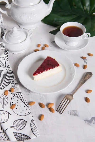 Mermer bir tabloda lezzetli kek parçası