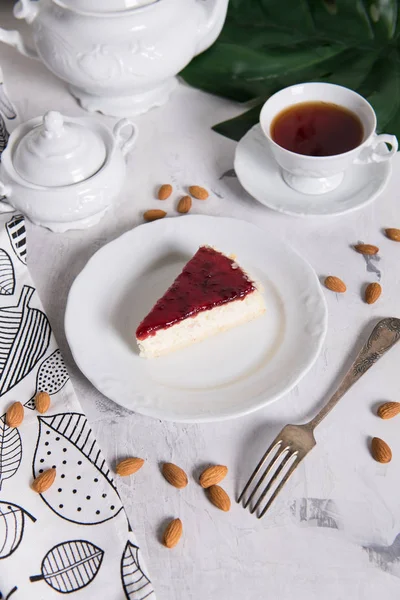 Mermer bir tabloda lezzetli kek parçası