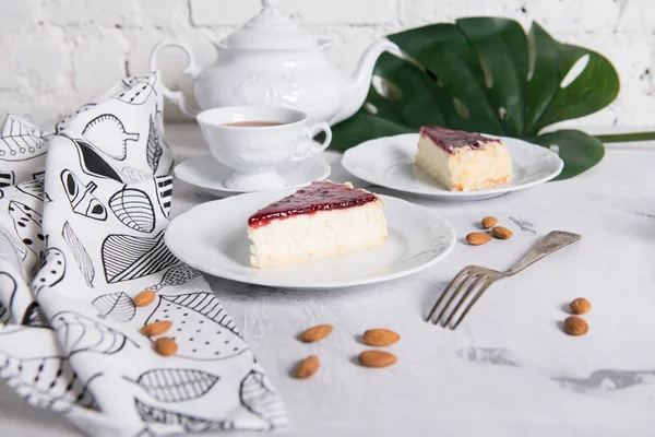 Mermer bir tabloda lezzetli kek parçası